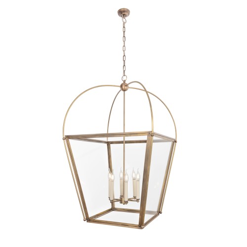 Lampa sufitowa Antica w kolorze mosiądzu, szerokość 65 cm, z przezroczystymi ściankami i czterema źródłami światła w kształcie świec. Zawieszona na łańcuszku, o eleganckiej, geometrycznej formie.