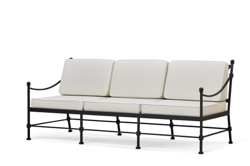 Sofa ogrodowa trzyosobowa BONJOUR L''ÉTÉ z metalową, czarną ramą i jasnymi, teksturowanymi poduszkami. Stojąca w pozycji otwartej, z trzema oparciami, idealna do użytku na zewnątrz. Prosta, biała powierzchnia poduszek kontrastuje z ciemną konstrukcją.