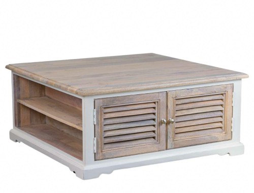 Stolik kawowy w stylu Hamptons, o wymiarach 100x100x45 cm, z naturalnego drewna. Posiada dwie drzwiczki z żaluzjami, otwartą półkę i prostą, białą podstawę. Ujęcie frontalne, na jednolitym tle.