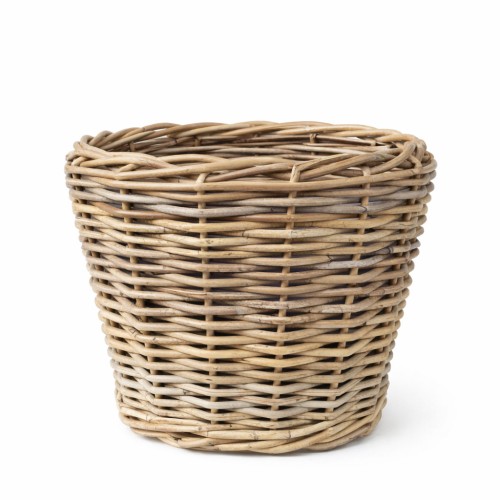 Osłonka rattanowa Palermo o wysokości 35 cm, w naturalnym kolorze, o plecionce z wąskich pasków rattanu. Produkt ma okrągły kształt, z lekko zwężającą się ku dołowi formą, bez widocznych napisów czy logo.