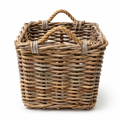 Mały kwadratowy kosz rattanowy vintage, wysokość 37 cm, z uchwytami z plecionki. Kosz ma naturalne odcienie brązu, z widoczną strukturą plecionki. Stojący, z otwartą górą, idealny do przechowywania lub dekoracji wnętrza.