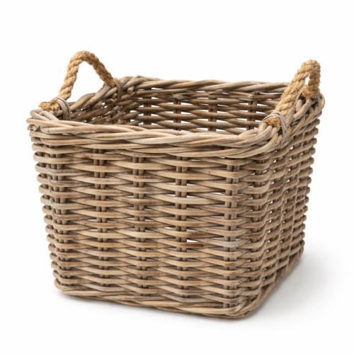 Kwadratowy kosz rattanowy vintage o wysokości 45 cm, w naturalnym odcieniu, z plecionką w stylu rustykalnym. Posiada dwa uchwyty z mocno plecionego sznura, co ułatwia przenoszenie. Idealny do przechowywania różnych przedmiotów.