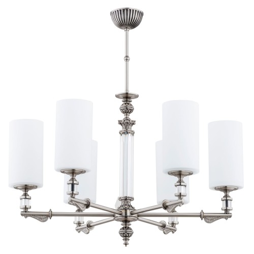 Lampa sufitowa Merano II z sześcioma białymi kloszami w kształcie cylindrów. Metalowa konstrukcja w kolorze niklu, ozdobne detale, wysokość 70 cm, szerokość 69 cm, głębokość 69 cm. Ujęcie z dołu, wisząca w centralnej pozycji.