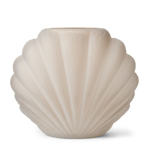 Wazon Frosted Shell L w kolorze jasnobeżowym, o kształcie przypominającym muszlę. Posiada fakturę z wyraźnymi żeberkami, co nadaje mu elegancki wygląd. Ujęcie frontalne, wazon stoi na płaskiej powierzchni. Idealny do aranżacji wnętrz.