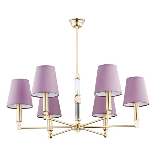 Lampa sufitowa Tamara w kolorze złotym z sześcioma abażurami w odcieniu fioletowym. Kształt okrągły o wymiarach 82x82x70 cm, z przezroczystym elementem centralnym. Ujęcie frontalne, produkt wiszący, na białym tle.