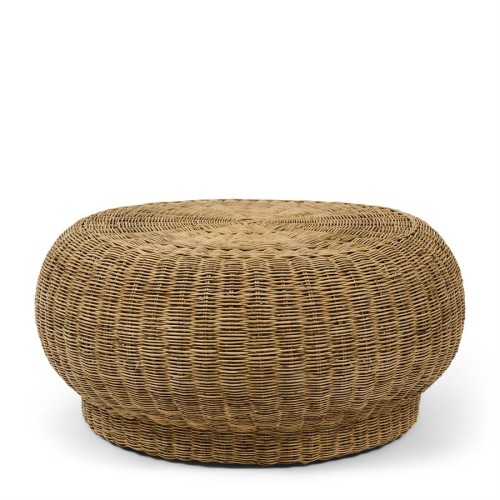 Rattanowy stolik kawowy Benoa o okrągłej formie, wykonany z naturalnego rattanu. Ma plecioną teksturę w odcieniach brązu, z płaską, gładką górną powierzchnią. Produkt stoi na stabilnej, szerokiej podstawie, idealny do wnętrz i na taras.