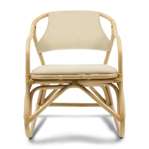 Fotel Nassau Beach Riviera Maison z naturalnym rattanem, z jasnobeżowym siedziskiem i oparciem. Stojący, frontalny widok, podkreślający prosty, elegancki kształt oraz wykończenie. Idealny do użytku wewnętrznego i zewnętrznego.