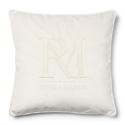 Poduszka dekoracyjna o wymiarach 50x50 cm w kolorze białym, z haftowanym monogramem RM oraz napisem RIVIERA MAISON. Produkt leżący na płasko, z gładką, matową powierzchnią. Idealna do aranżacji wnętrz.