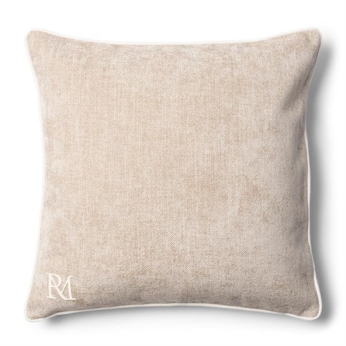 Poduszka dekoracyjna Aveiro Monogram w kolorze beżowym, o wymiarach 60x60 cm. Wykonana z teksturowanego materiału, z widocznym monogramem RM w dolnym rogu. Poduszka ma prostokątny kształt i jest ułożona na jednolitym tle.