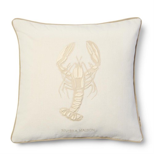 Poduszka dekoracyjna Lobster Bay w kolorze białym o wymiarach 50x50 cm, z haftem przedstawiającym homara w odcieniu beżowym oraz logo Riviera Maison na dolnej krawędzi. Stoi na białym tle, z prostym, eleganckim wykończeniem.