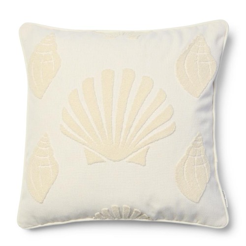 Poduszka dekoracyjna Sandy Shell w kolorze białym o wymiarach 50x50 cm, z wzorem muszli w odcieniach beżu, wykonana z teksturowanego materiału, umieszczona na jednolitym tle. Idealna do aranżacji wnętrz.