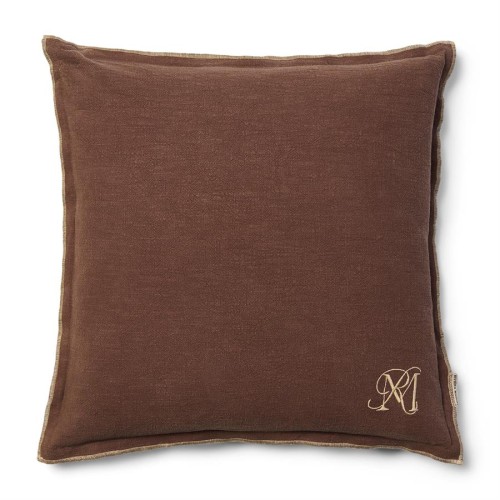 Brązowo-beżowa poduszka dekoracyjna Lunee 50x50 cm z logo Riviera Maison. Produkt o prostokątnym kształcie, wykonany z teksturowanego materiału, z delikatnym obszyciem. Widok frontalny, poduszka leży na płaskiej powierzchni.