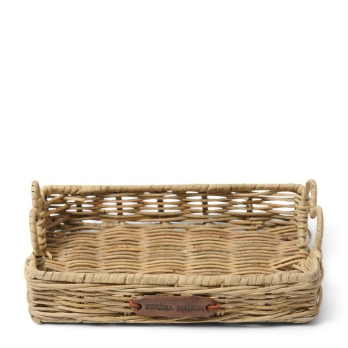 Rattanowa tacka Happy Heart Riviera Maison w naturalnym kolorze. Prosta forma z wysokimi, plecionymi bokami i skórzaną etykietą z logo. Ułożona poziomo na białym tle, idealna do serwowania lub przechowywania drobiazgów.