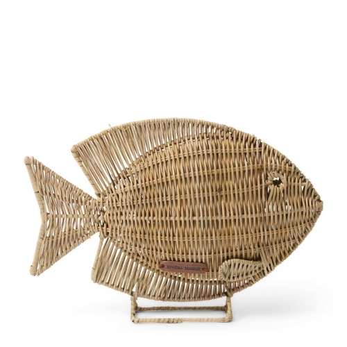 Dekoracja rattanowa w kształcie ryby, w kolorze naturalnym, z widocznymi detalami plecionki. Ustawiona na metalowej podstawie. Wymiary i logo Riviera Maison umieszczone na dolnej części. Prosta, minimalistyczna forma.