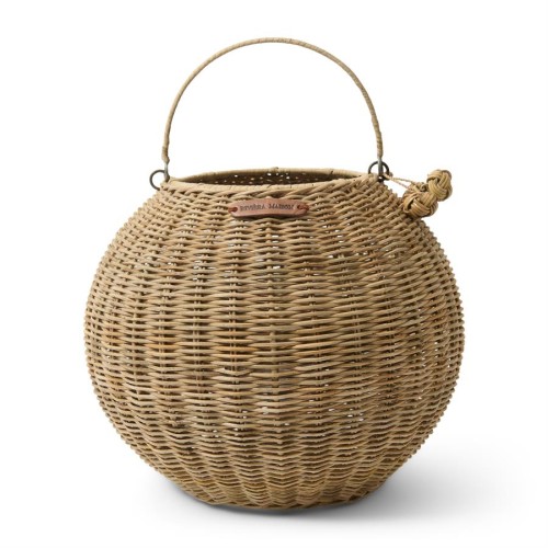 Rattanowy lampion Cherchio Riviera Maison, w kształcie kuli, wykonany z naturalnego rattanu w jasnobeżowym kolorze. Posiada uchwyt do zawieszenia oraz widoczny znak firmowy. Produkt stoi na stabilnej podstawie, z otwartym wierzchem.
