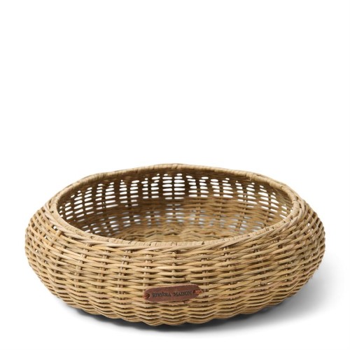 Rattanowa misa Aurea M Rivira Maison w naturalnym kolorze, o okrągłym kształcie i plecionym wykończeniu. Stojąca na płaskiej powierzchni, z widocznym logo na boku. Idealna do serwowania lub dekoracji.