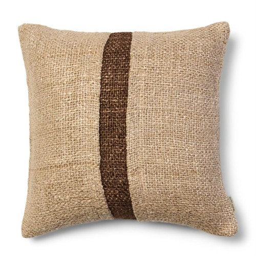 Poduszka Raya Brown 50x50 cm z naturalnego materiału, w odcieniach beżu i brązu, z wyraźnym brązowym paskiem na środku. Prostokątny kształt, teksturowana powierzchnia, idealna do aranżacji wnętrz.