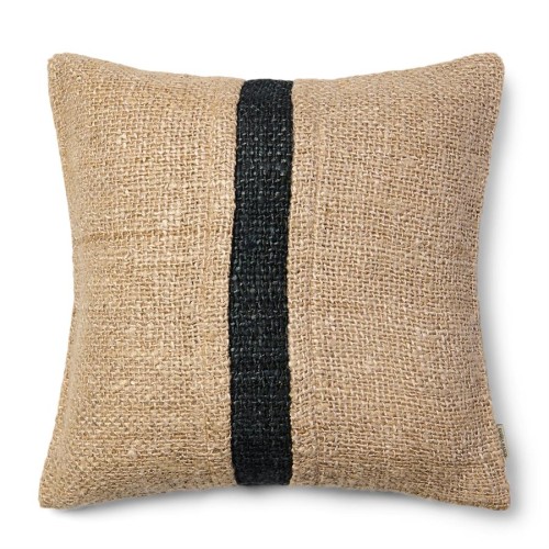 Poduszka Raya Navy o wymiarach 50x50 cm, wykonana z naturalnego materiału w odcieniu beżowym z czarnym, teksturowanym paskiem na środku. Produkt ma kwadratowy kształt i jest umieszczony na jednolitym tle.