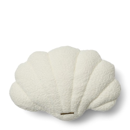 Poduszka Shell Biała Riviera Maison w kształcie muszli, wykonana z białego, teksturowanego materiału. Widoczne wyraźne fałdy oraz dyskretna metalowa etykieta. Produkt leży na białym tle, co podkreśla jego kształt i fakturę.