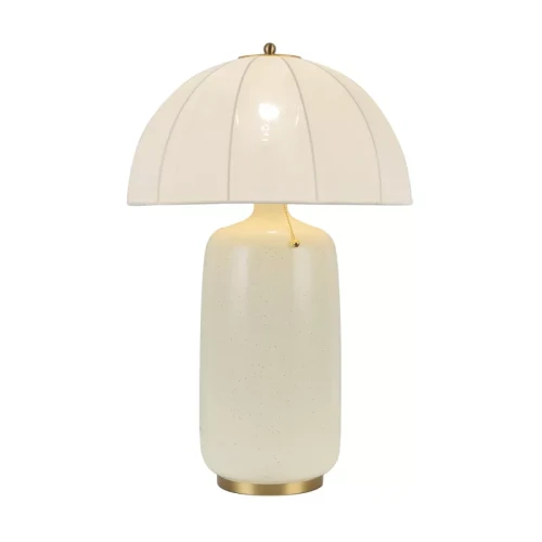 Stylowa lampa stołowa Crosby w kolorze szczotkowanego złota. Okrągła podstawa w białym, teksturowanym materiale, z zaokrąglonym kloszem w jasnym kolorze. Lampa posiada złoty element włącznika na łańcuszku. Ujęcie frontalne.