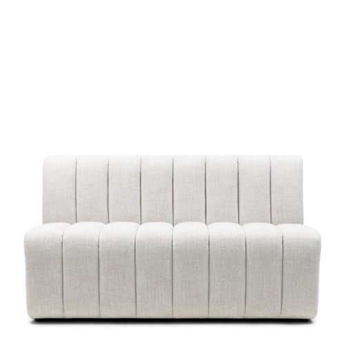Siedzisko Dazzle Antique White Riviera Maison w kolorze jasnej bieli, z wyraźnym pikowaniem. Ustawione frontalnie, prostokątne, z zaokrąglonymi krawędziami, wykonane z teksturowanego materiału. Idealne do nowoczesnych wnętrz.