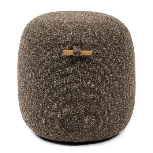 Puf Aspen L Lush Brown Riviera Maison, w kształcie zaokrąglonego cylindru, pokryty teksturowanym brązowym materiałem, z drewnianym uchwytem. Stoi na płaskiej powierzchni, idealny jako dodatkowe siedzisko lub podnóżek.