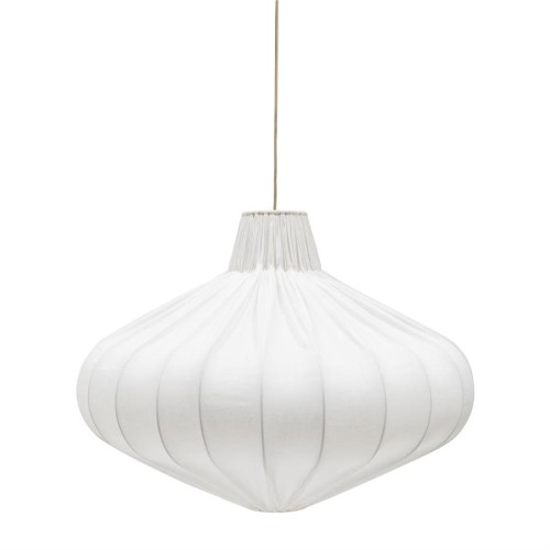 Lampa wisząca Monreale w kolorze białym, o kształcie przypominającym cebulę, z miękką tkaniną i plisowanym wykończeniem u góry. Zawieszona na cienkim przewodzie, idealna do nowoczesnych aranżacji wnętrz.
