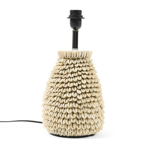 Podstawa lampy stołowej Castaway Bay w kształcie stożka, pokryta białymi muszelkami, z czarnym gniazdem na żarówkę. Ujęcie frontalne, produkt stoi na płaskiej powierzchni. Tekstura muszelek tworzy unikalny wzór.