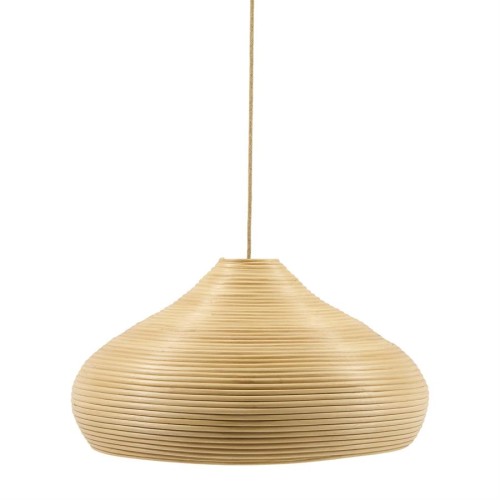 Lampa wisząca Elité M Riviera Maison w kolorze jasnobeżowym, o kształcie przypominającym odwróconą misę, wykonana z teksturowanego materiału z wyraźnymi, poziomymi liniami. Zawieszona na cienkim, beżowym przewodzie, idealna do nowoczesnych wnętrz.