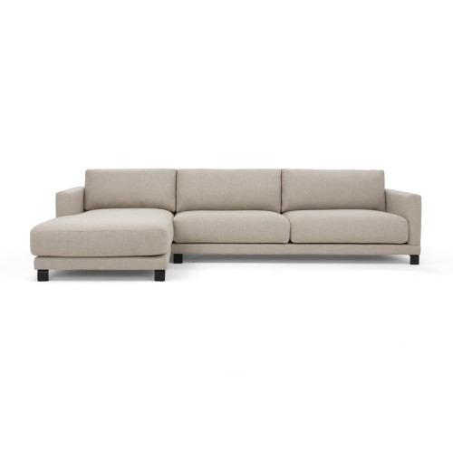 Sofa narożna lewostronna Harvey w odcieniu jasnego beżu, o wymiarach 160x320x83 cm. Wyposażona w wygodne poduszki o prostym kształcie, na niskich czarnych nóżkach, idealna do nowoczesnych wnętrz.
