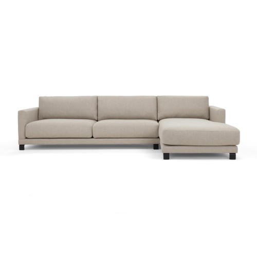 Sofa narożna prawostronna Harvey w kolorze jasnoszarym, o wymiarach 160x320x83 cm. Posiada wygodne, tapicerowane siedzisko i oparcia oraz niskie czarne nóżki, ustawiona w pozycji leżącej na białym tle.
