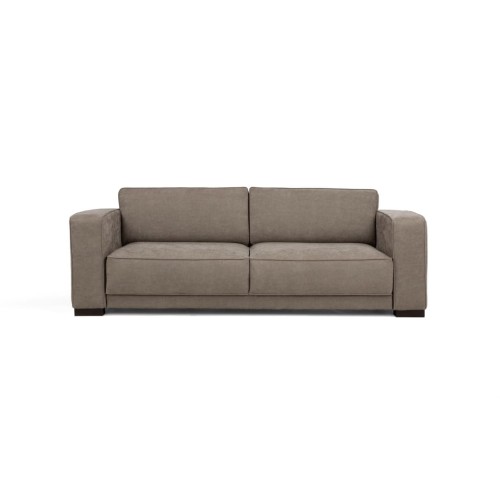 Sofa Orlano w kolorze taupe, o wymiarach 225x91x79 cm, z prostymi liniami i szerokimi podłokietnikami. Posiada wygodne, miękkie poduszki na siedzisku i oparciu. Ustawiona frontalnie na białym tle, prezentuje nowoczesny design.