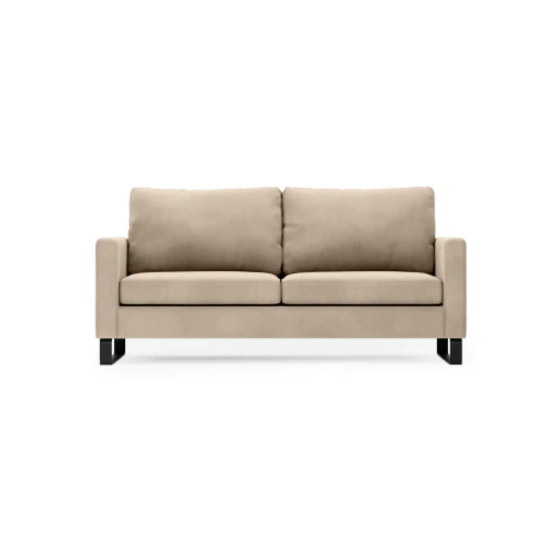 Dwuosobowa sofa Edmonto w kolorze jasnobeżowym, o wymiarach 180x94x86 cm. Posiada prostokątne podłokietniki i miękkie poduszki oparciowe. Stoi na czarnych, kwadratowych nogach, na jednolitym tle.
