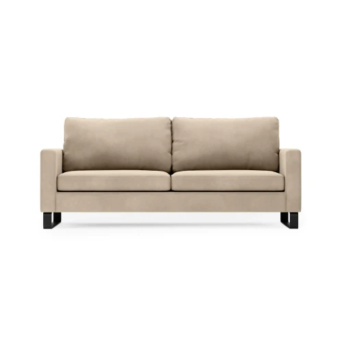 Trzyosobowa sofa Edmonto w kolorze beżowym o wymiarach 210x94x86 cm, z prostym kształtem, z szerokimi podłokietnikami i miękkimi poduszkami. Stojąca na czarnych, prostokątnych nóżkach, idealna do nowoczesnych wnętrz.