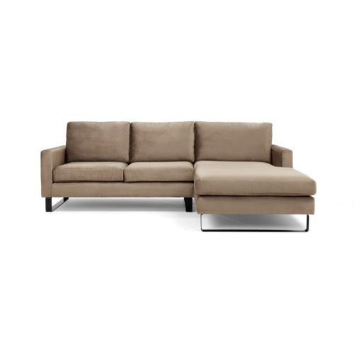 Sofa narożna prawostronna Edmonto o wymiarach 245x180x86 cm, w kolorze jasnobeżowym. Posiada miękkie poduszki oparciowe, proste linie i metalowe nóżki, ustawiona w pozycji leżącej na białym tle. Idealna do nowoczesnych wnętrz.