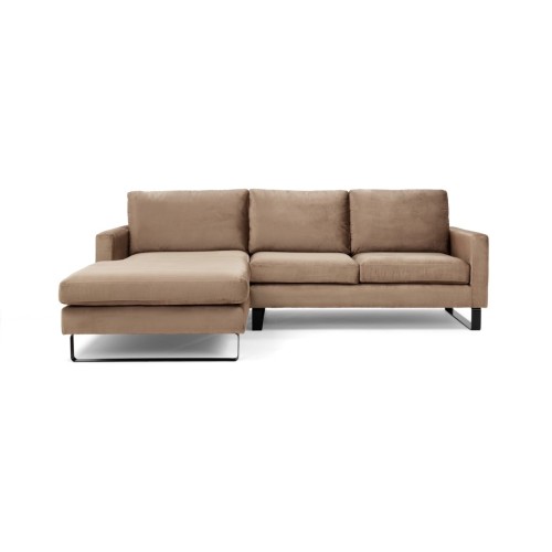 Komfortowa sofa narożna lewostronna Edmonto w kolorze beżowym, o wymiarach 245x180x86 cm. Posiada miękkie poduszki oparciowe, niskie metalowe nóżki oraz chaise longue po lewej stronie, prezentowana na białym tle.