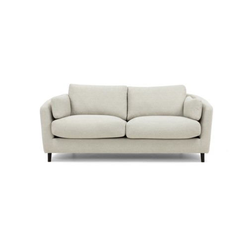 Dwuosobowa sofa Oslo w stylu skandynawskim, w kolorze jasnoszarym, z zaokrąglonymi bokami i wygodnymi poduszkami. Stojąca na czarnych nóżkach, w układzie frontalnym, o wymiarach 180x104x87 cm.