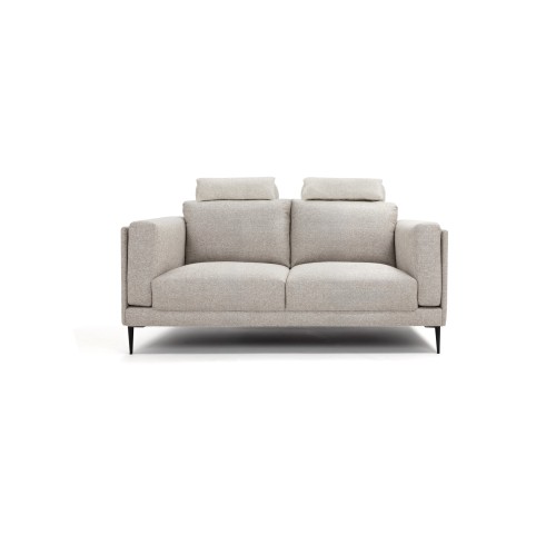 Sofa Lavero 2-osobowa w jasnym, teksturowanym materiale. Posiada dwa poduszki oparciowe oraz nowoczesne, czarne nóżki. Ujęcie frontalne, produkt stoi na białym tle. Wymiary: 155x105x81 cm.