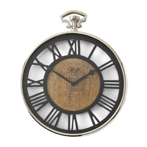 Zegar Quality Time Clock Riviera Maison w okrągłej, metalowej obudowie w kolorze srebrnym, z czarnymi cyframi rzymskimi na przezroczystym tle. Tarcza z naturalnego drewna, wskazówki w kolorze czarnym. Zawieszony na górze, frontalne ujęcie.