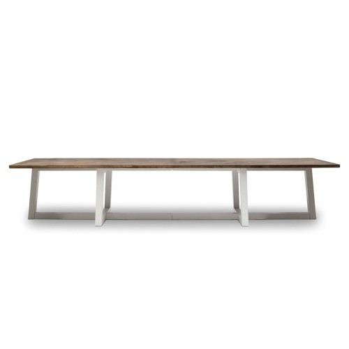Stół Flores Riviera Maison o wymiarach 400 x 100 x 78 cm, z prostokątnym blatem w odcieniu naturalnego drewna i białymi metalowymi nogami, ustawiony frontalnie na prostym, białym tle.