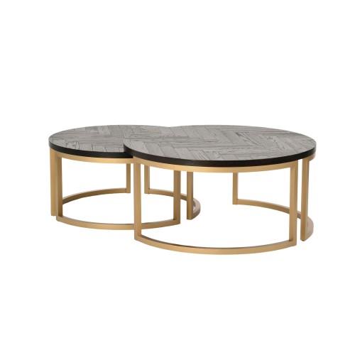 Loftowe stoliki kawowe Seville, czarno-złote, okrągłe, 90/76 cm. Złota metalowa podstawa z okrągłymi nogami i ciemnoszary, teksturowany drewniany blat. Ułożone obok siebie na jednolitym tle.