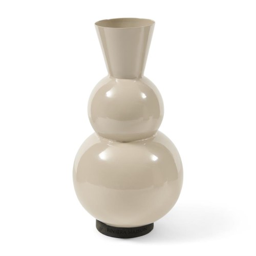 Beżowy metalowy wazon Olera Vase Riviera Maison o zaokrąglonym kształcie, z wąskim, stożkowatym wlotem. Wazon ma połyskującą powierzchnię i jest umieszczony na czarnej podstawie z widocznym logo. Stoi w pozycji pionowej na białym tle.