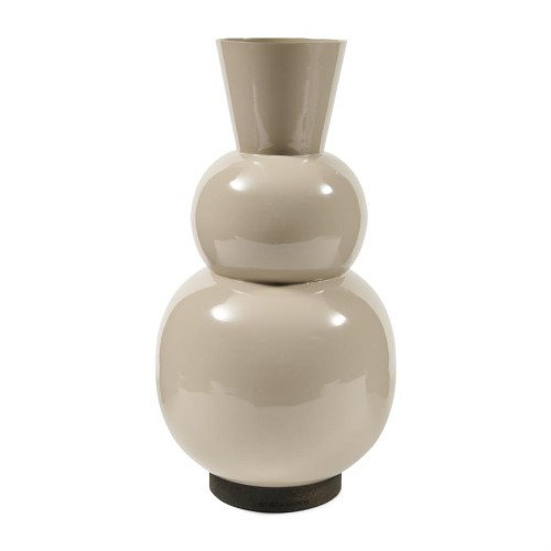 Wazon ceramiczny w kolorze beżowym, o zaokrąglonym kształcie z wyraźnie widocznym stożkowym wylotem. Produkt jest błyszczący, z górną częścią węższą od dolnej. Stoi na okrągłej podstawie, co zapewnia stabilność.