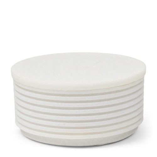 Pojemnik Lunoir S Riviera Maison, okrągły, biały, wykonany z materiału przypominającego ceramikę, z wyraźnymi, poziomymi rowkami na bokach. Widok z boku, stojący na płaskiej powierzchni bez widocznych napisów lub logo. Idealny do przechowywania drobiazgów
