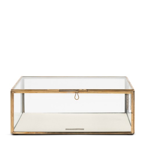 Szkatułka Złota Tavant Display Box S Riviera Maison, prostokątna, wykonana z przezroczystego szkła z metalową ramą w kolorze złotym. Posiada zamknięcie na haczyk, wewnętrzne dno wyłożone jasnym materiałem. Ujęcie frontalne, leżąca na białym tle.