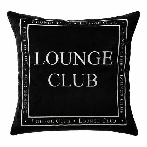Poduszka haftowana w czarno-kremowej kolorystyce. Widoczny duży napis LOUNGE CLUB w centralnej części, otoczony mniejszymi napisami wzdłuż krawędzi. Produkt leżący, z gładką, matową teksturą materiału.