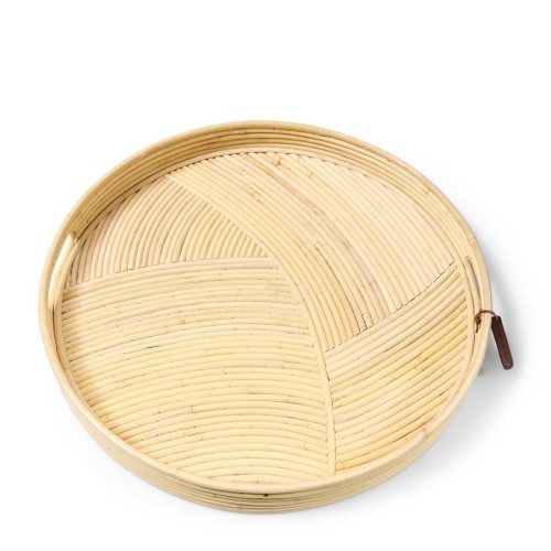 Rattanowa taca Sylva Riviera Maison w naturalnym kolorze, okrągła, z delikatnym wzorem z plecionki, z dwoma uchwytami. Tło białe, taca leży płasko, podkreślając teksturę materiału. Idealna do serwowania potraw lub jako dekoracja.