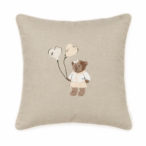 Poduszka dekoracyjna 50x50 cm w kolorze beżowym z haftem przedstawiającym misia Teddy trzymającego balony w kształcie serc. Misiu ubrany w białą sukienkę i kokardkę. Stojąca, z zaokrąglonymi rogami, na jednolitym tle.