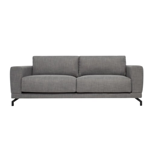 3,5-osobowa sofa w szarym kolorze z teksturowanej tkaniny, o wymiarach 222x103x87 cm. Ujęcie frontalne, wysokie oparcia i szerokie podłokietniki. Metalowa podstawa w kolorze czarnym, minimalistyczny design. Sofa bez dodatkowych dekoracji.