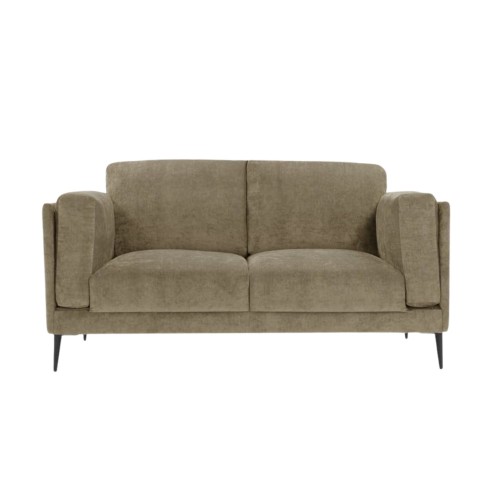 Elegancka sofa 2-osobowa Castello w kolorze oliwkowym, pokryta miękką tkaniną. Ujęcie frontalne, widok z przodu, na metalowych nóżkach. Prosty kształt, bez widocznych wzorów, idealna do nowoczesnych wnętrz.